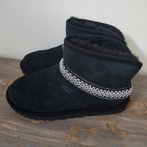 Ugg Women Sz 7 Classic Short Mini Crescent Black Ankle Boot Lamb Cuffable NEW - Picture 2 of 13